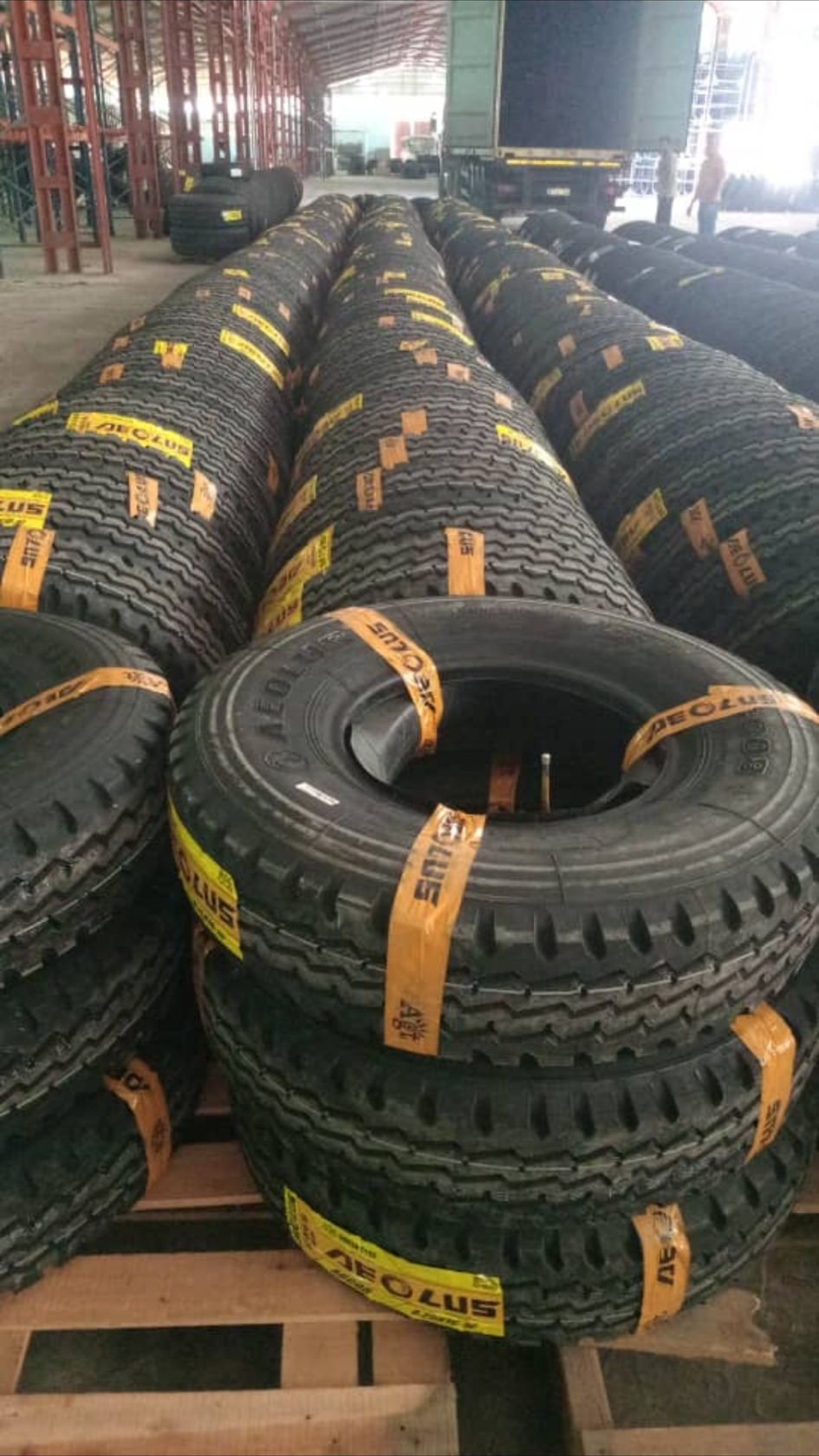 Neumáticos de transporte en almacén